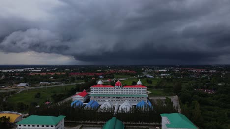 vista panorámica aérea de la tormenta nublada sobre la escuela grande en tailandia