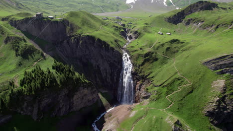 La-Majestuosa-Cascada-Engstligen,-Suiza