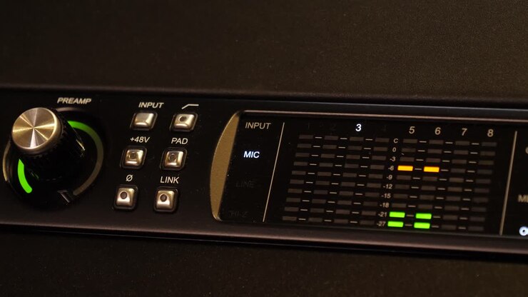 Monitoraggio dei livelli del segnale audio su una console audio di un amplificatore sonoro digitale