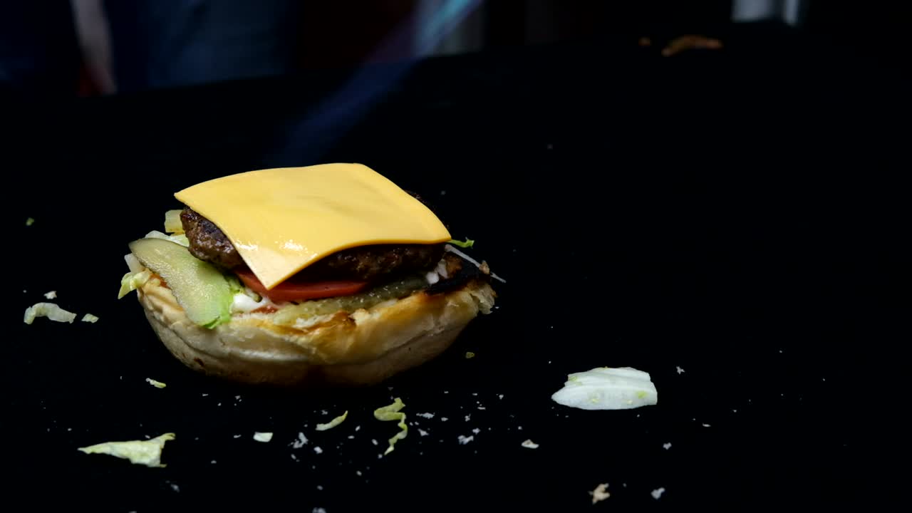 hamburguesa de cheddar derretida en el fuego