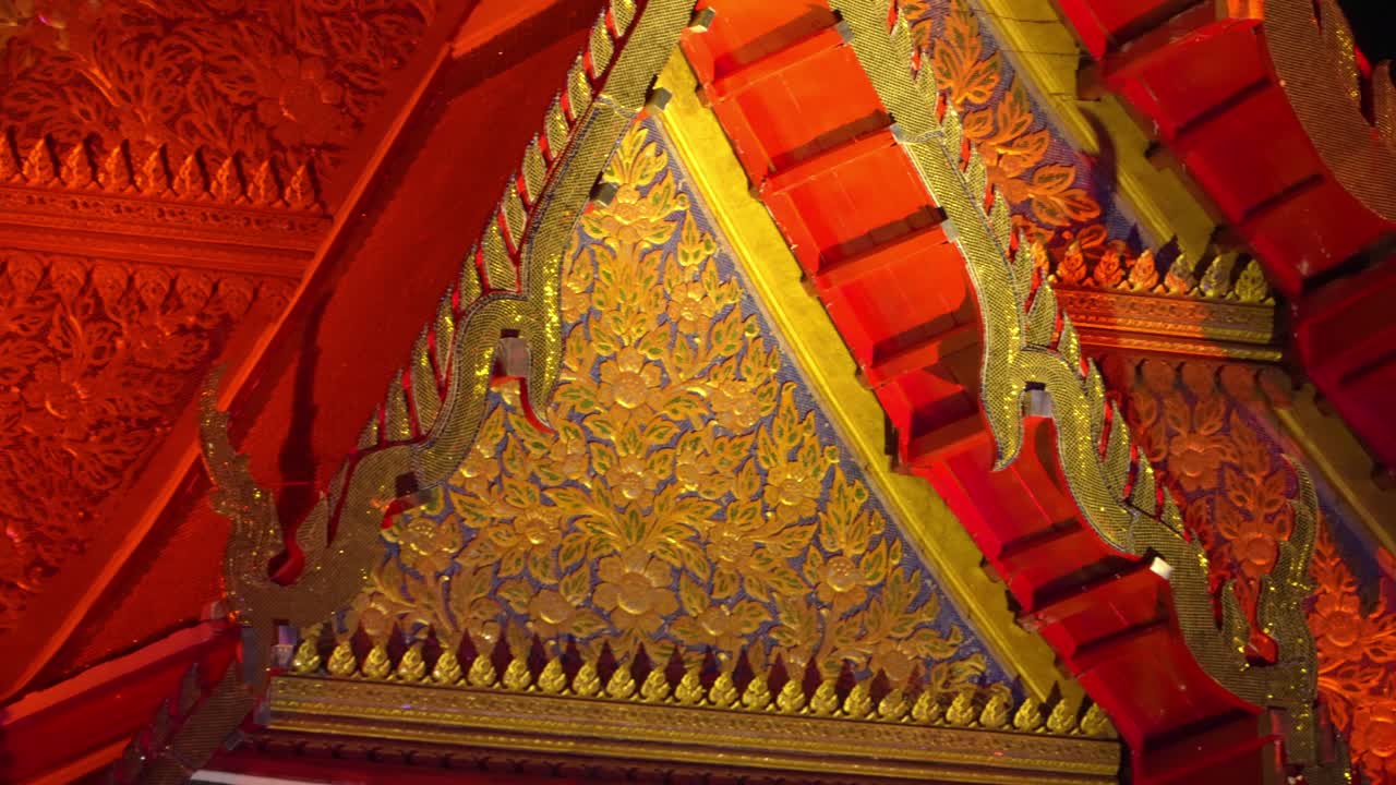 Struktur kuil dekoratif menyoroti desain tradisional Thailand dan seni religi