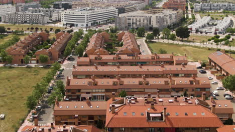 Spanisches-Wohnviertel-Eines-Mehrfamilienhauses-An-Heißen-Tagen,-Luftaufnahme