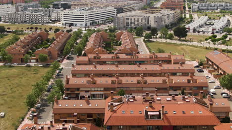 distrito de vivienda español de un edificio de apartamentos en un día caluroso, vista aérea