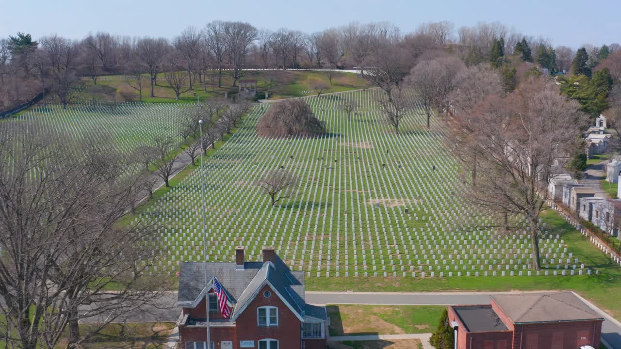뉴욕 브루클린에 있는 사이프러스 힐스 국립묘지 위로 공중 전진