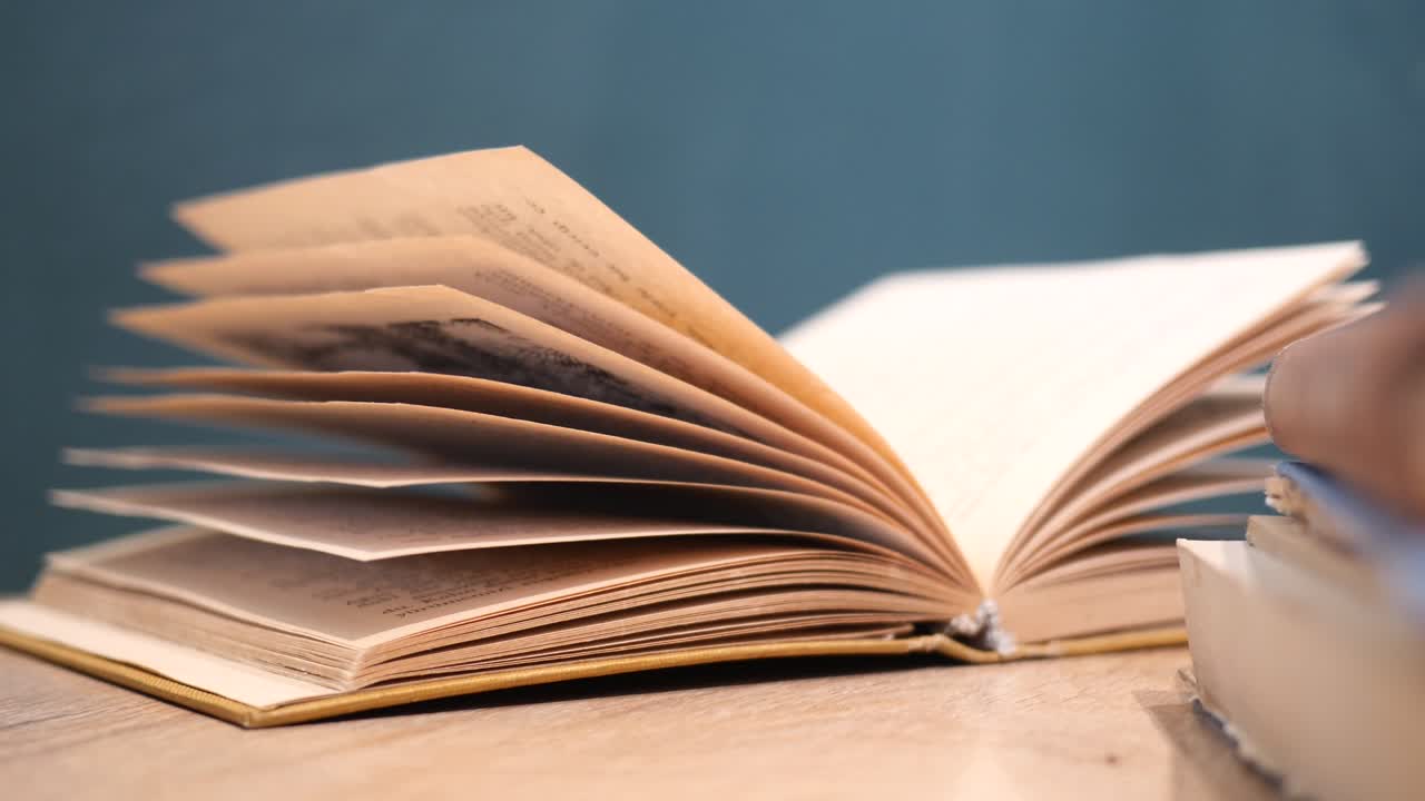 primer plano de un libro abierto