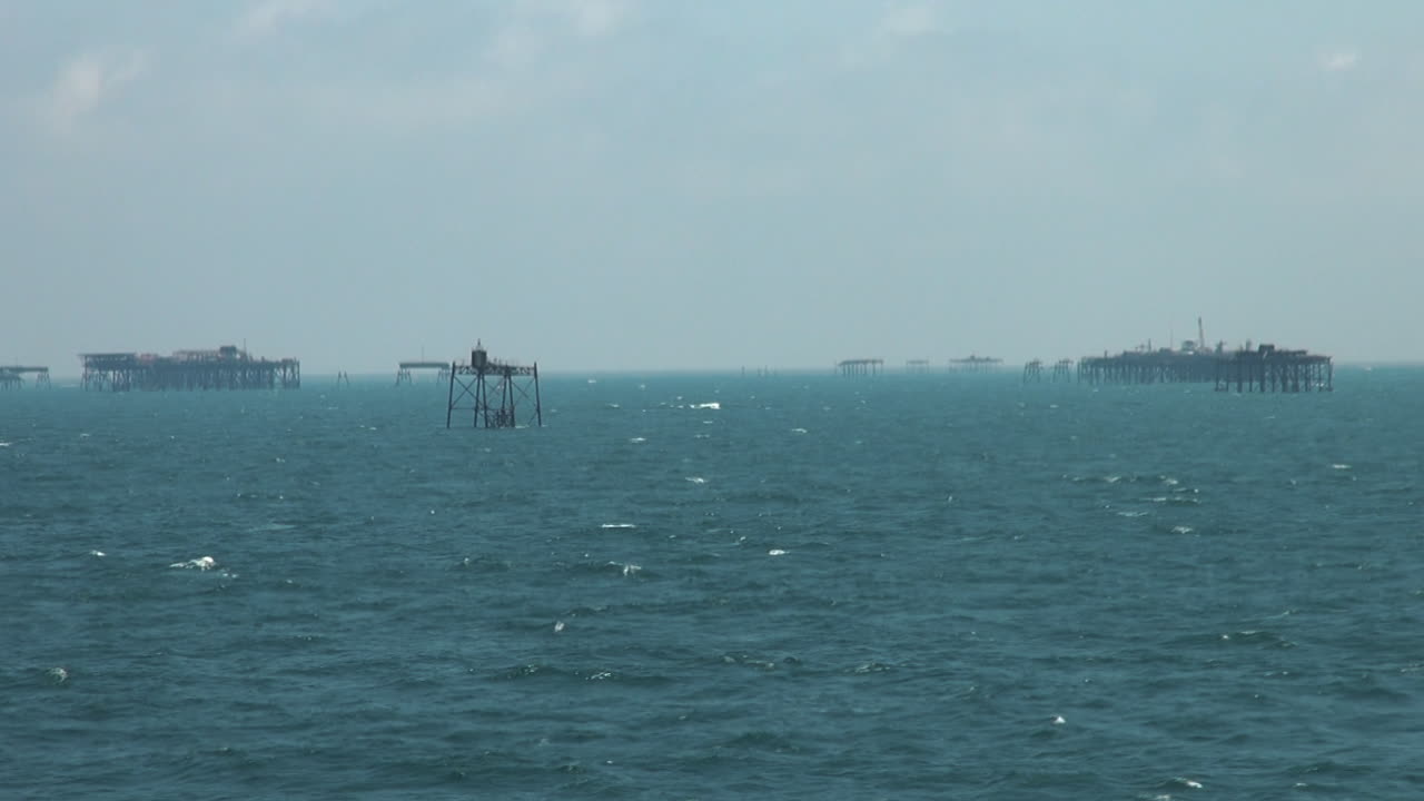 아제르바이잔 바쿠에서 떨어져 있는 카스피 해 연안 석유 시추 플랫폼의 석유 플랫폼