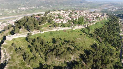 Drohnenansicht-In-Albanien,-Die-In-Der-Stadt-Berat-über-Eine-Mittelalterliche-Burg-Auf-Einer-Hochgelegenen-Festung-Fliegt-Und-Die-Ziegelbraunen-Dachhäuser-Von-Oben-Zeigt