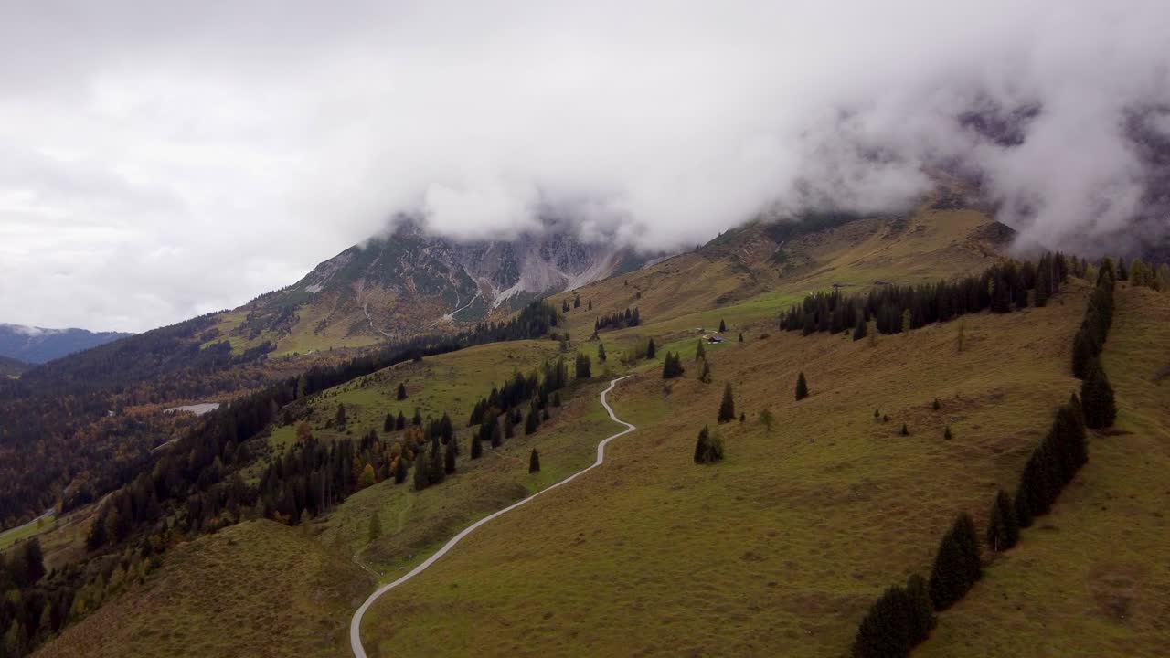sensacional paisaje montañoso de los alpes austriacos con picos cubiertos de nubes, aérea