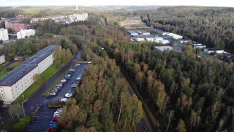 suburbios de sobrevuelo lento de gotemburgo, suecia, rodeados de bosques verdes