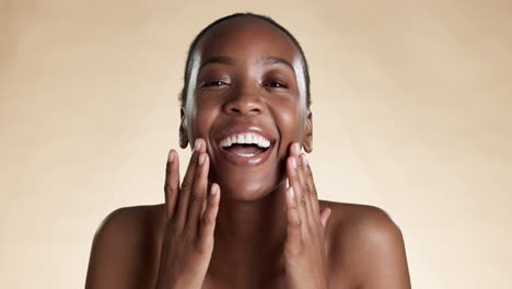 Facial,-Belleza-Y-Tratamiento-Con-Un-Negro-Risueño