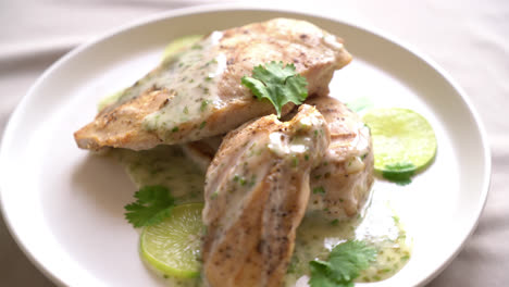 pechuga de pollo a la parrilla con salsa de lima y limón