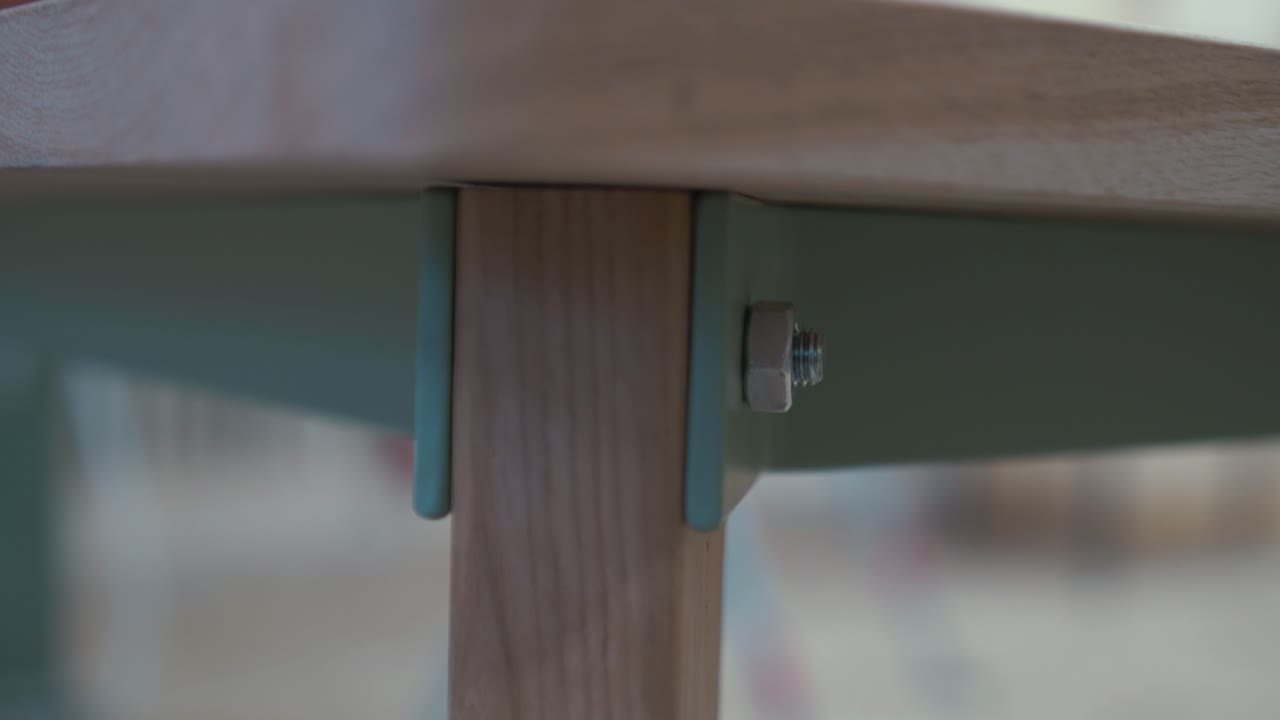 стол из беленого дуба со стальным каркасом кустарной сборки с деталями на гайках и болтах