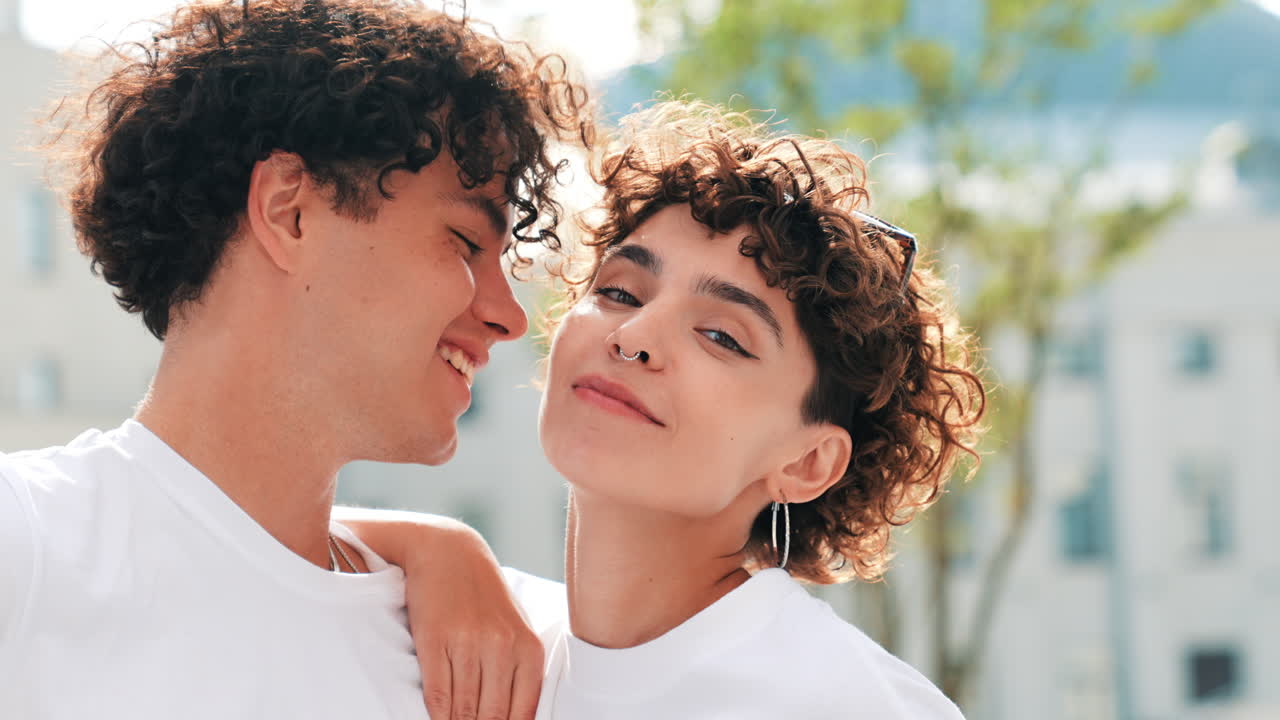 행복한 커플이 키스하고 있다