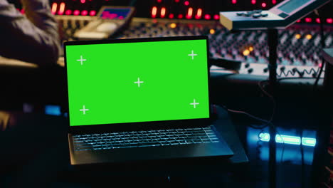 ingeniero de producción musical mezclando y masterizando música en la sala de control