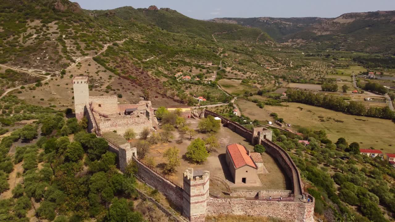 Sardinya, Bosa kasabasındaki Serravalle Kalesi'nin görkemli havadan görünümü, gündüz.
