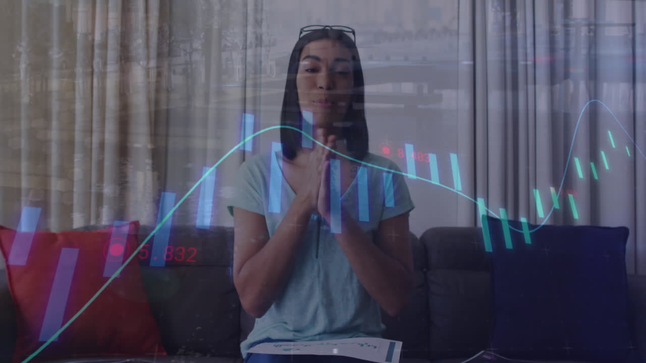 Animação de processamento de dados sobre uma mulher em videochamada