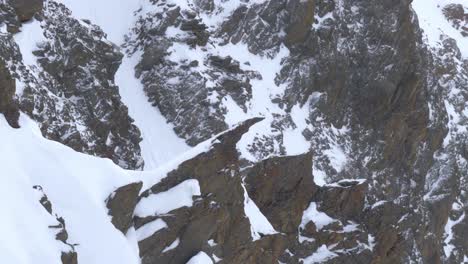 Details-Eines-Scharfen,-Felsigen-Bereichs-An-Schneebedeckten-Bergwänden-In-Den-Alpen---Statische-Ansicht