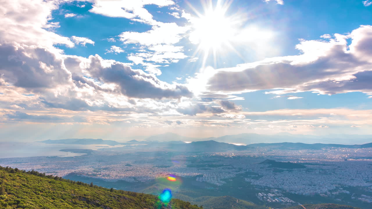 아테네의 도시 위에 구름의 timelapse