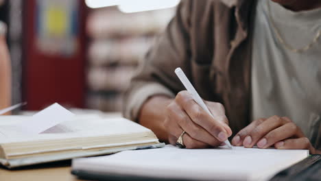 estudiante estudiando en una biblioteca