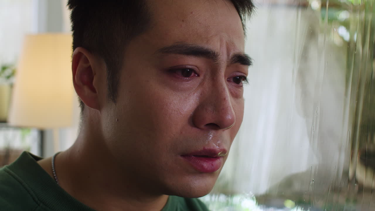 창문에 머리를 기대고 있는 남자