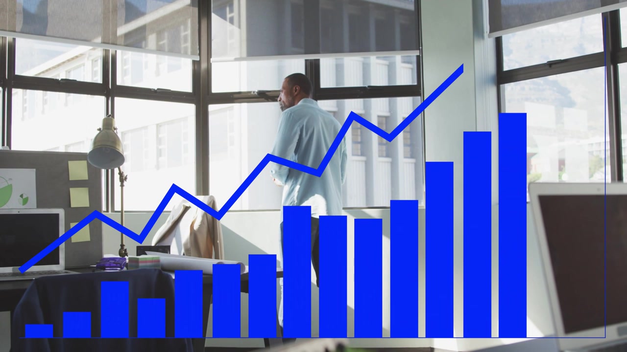 Arquitecto de pie junto a la ventana, un flujo de datos construyendo un gráfico animado, alcanzando el teléfono para discutir métricas.
