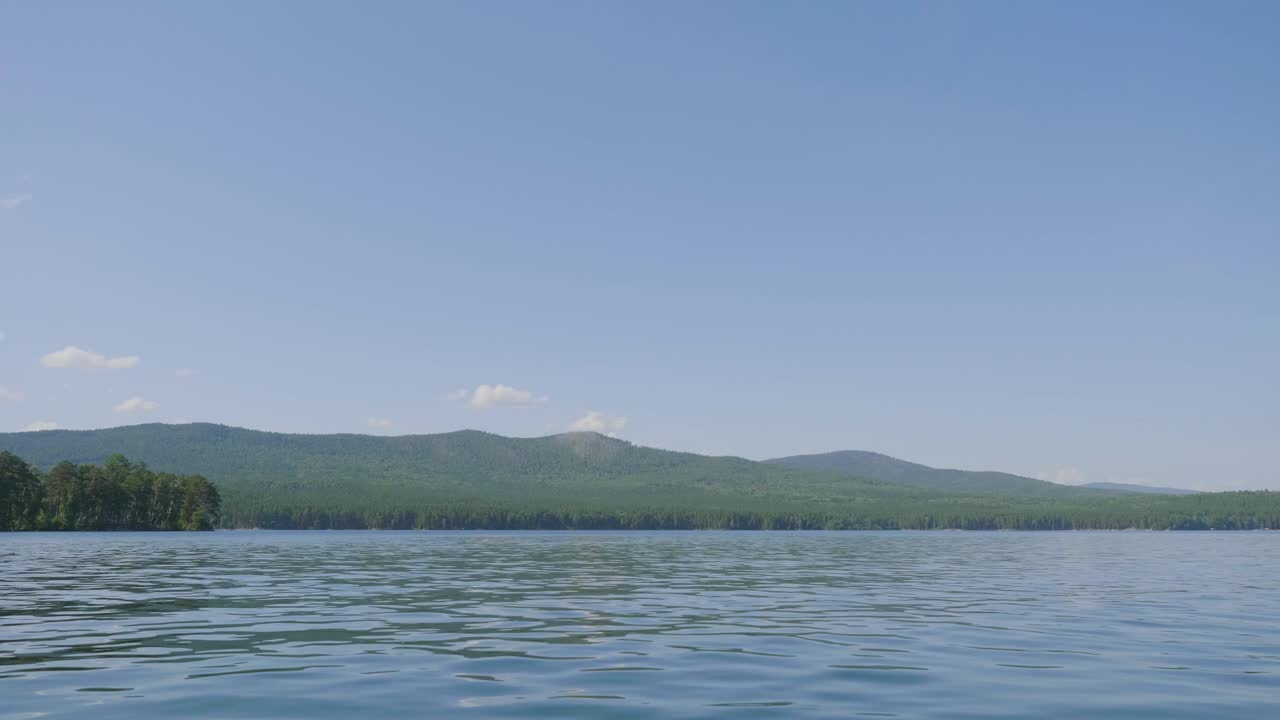 평온한 호수변 풍경