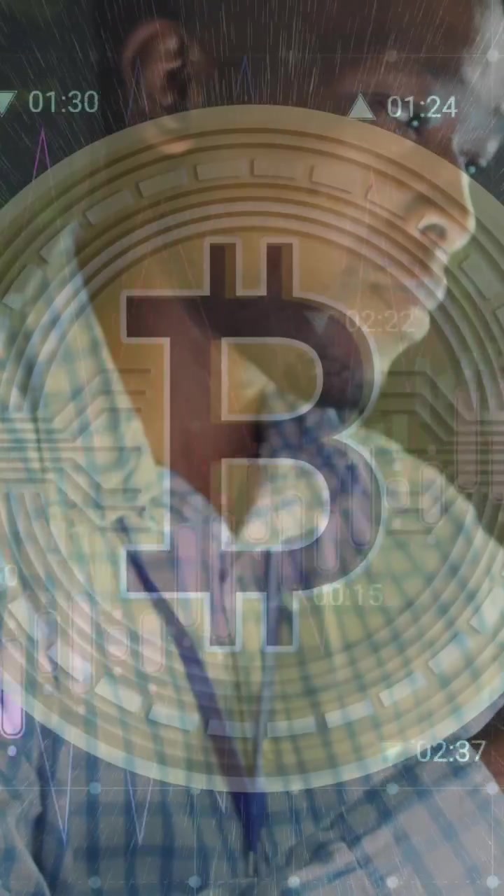 Animazione di elaborazione dati e bitcoin su un lavoratore maschio afroamericano in una sala server