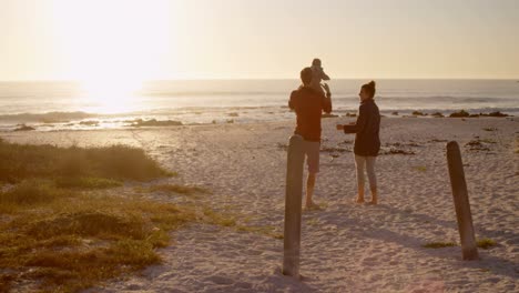 Familia-Divirtiéndose-En-La-Playa-4k