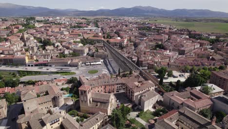 Escena-Panorámica-Del-Acueducto-De-Segovia,-Vasto-Paisaje-Urbano