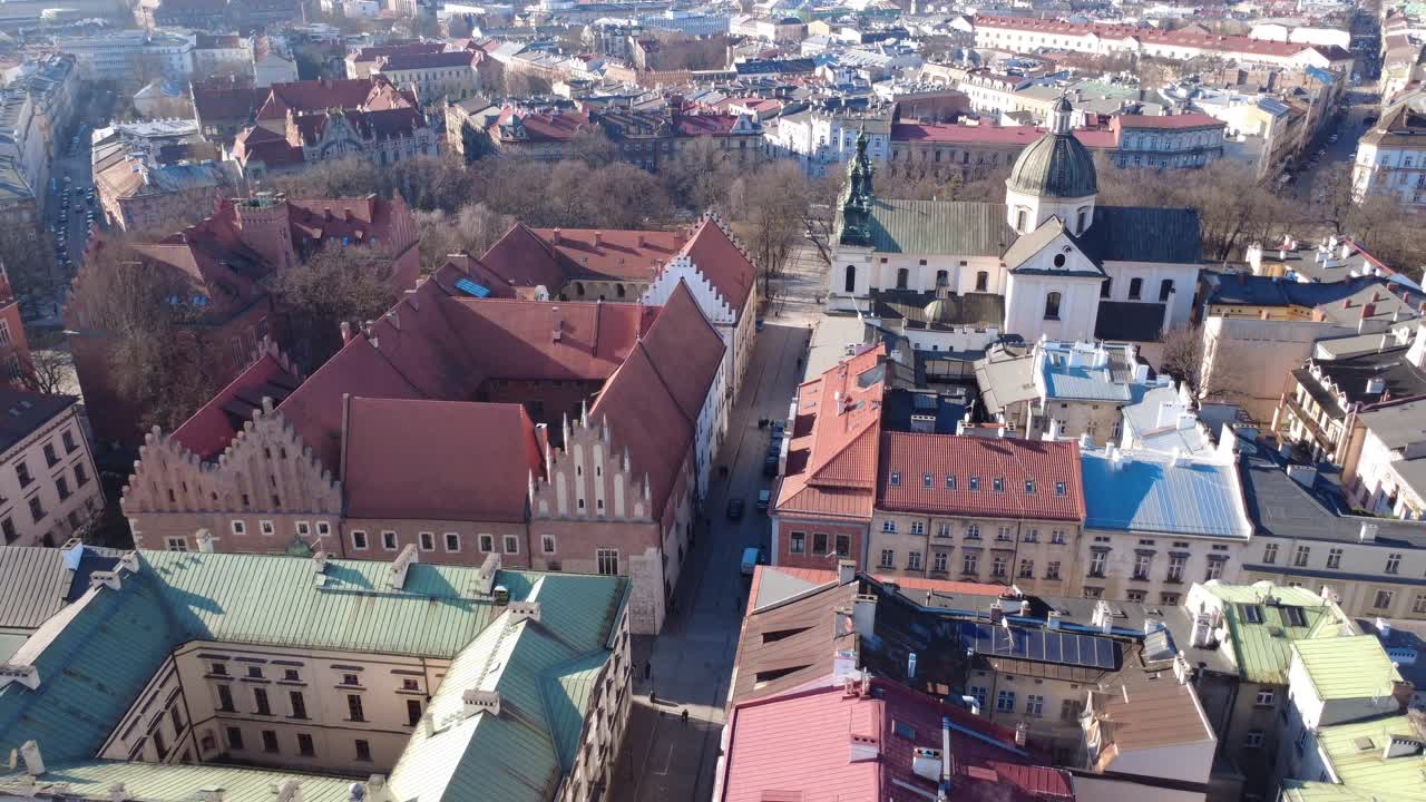 Flyfoto av Krakóws gamleby med historiske bygninger og kirke