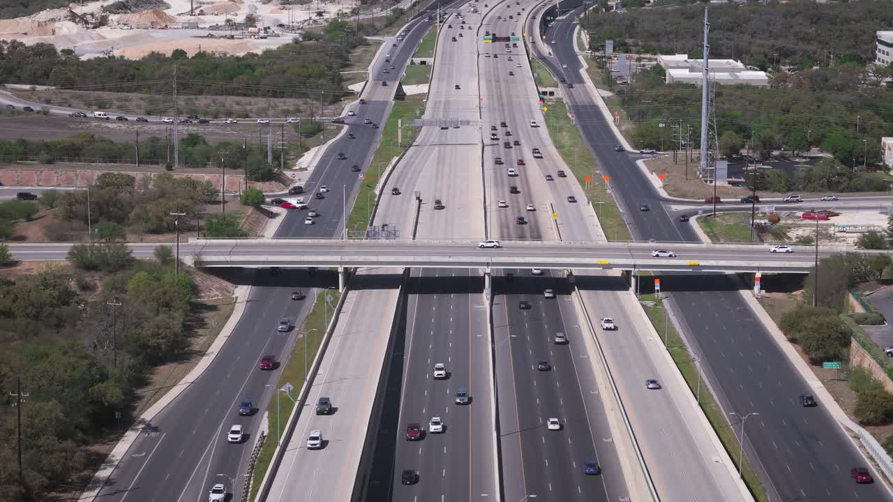 Di kota San Antonio, Jalan Raya 281 dan Lingkar 1604 bertemu di sisi Utara kota dan membentuk persimpangan yang populer. Kedua jalan raya Texas ini adalah gerbang lokal menuju wilayah perbukitan dan sekitarnya.