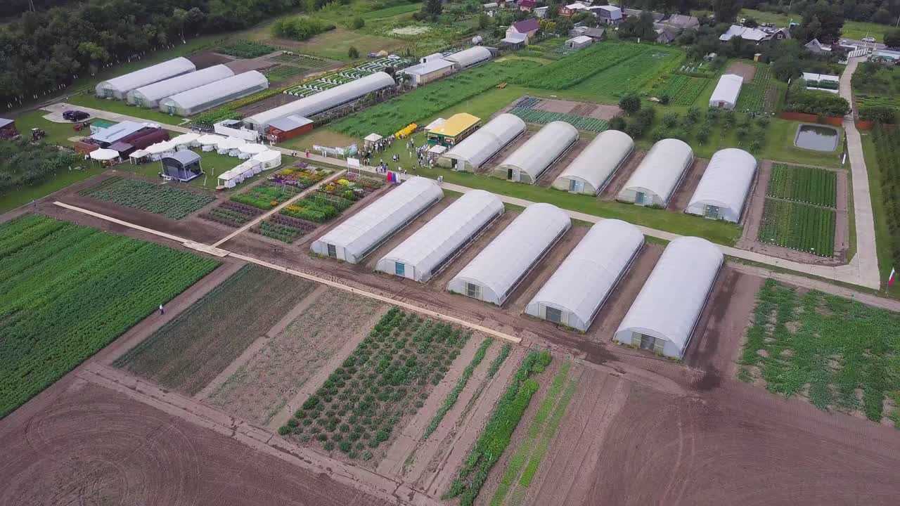 vista aérea de la exposición agrícola y el invernadero
