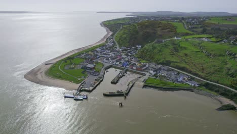 Waterford-Estuario-Pasaje-Este-Pueblo-Pesquero-Y-Puerto-De-Transbordadores-De-Automóviles-El-Estuario-Detrás-De-La-Ampliación-Y-Entrando-En-El-Mar-Celta