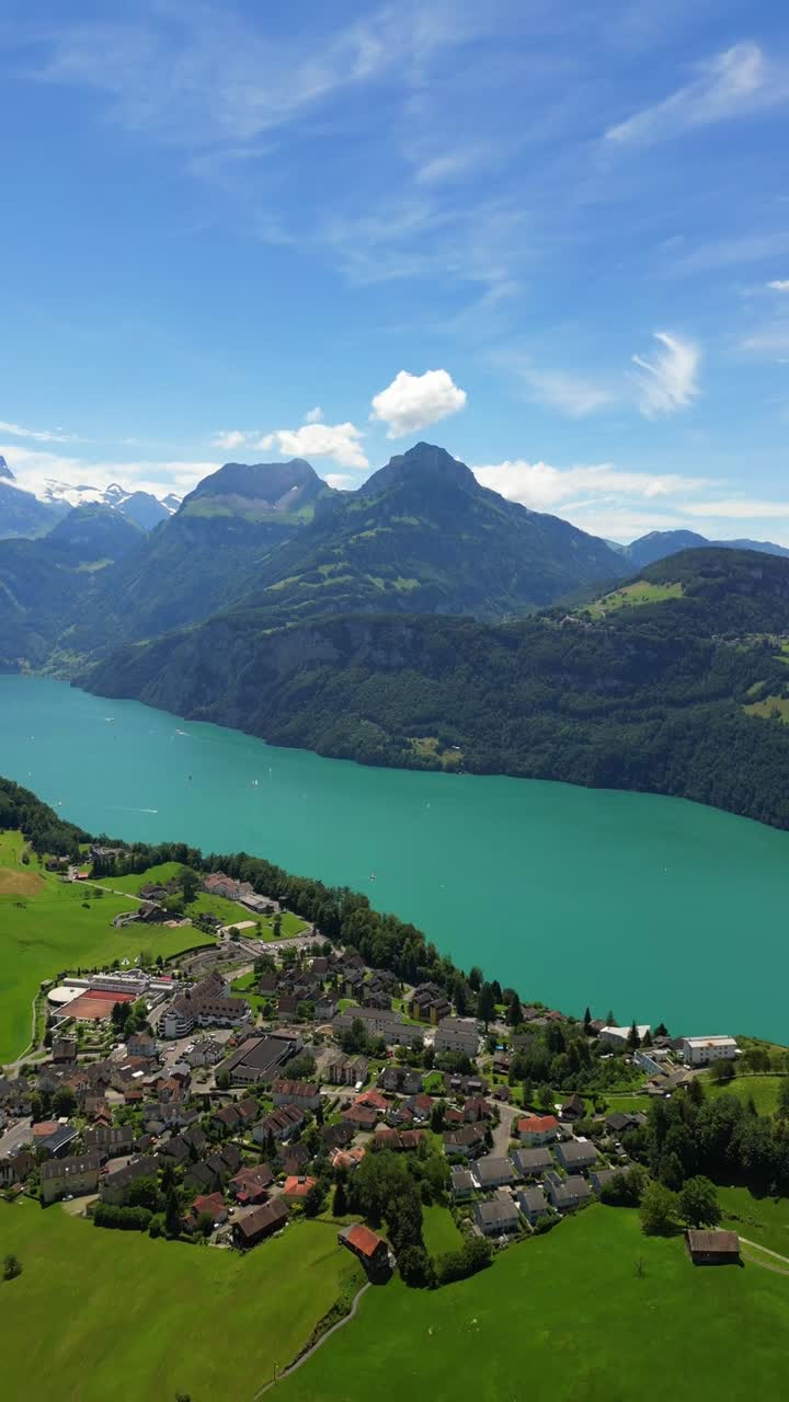 Lago de Lucerna Vierwaldstättersee en Suiza rodeado por los Alpes Suizos