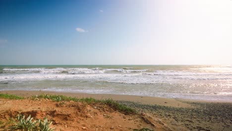 Playa-Vacía-En-Cámara-Lenta-En-Un-Día-Ventoso