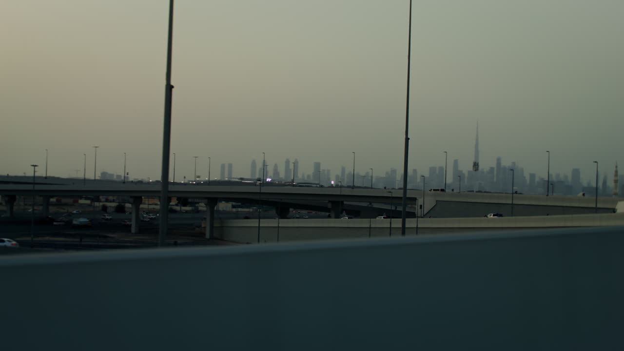Autostrada di Dubai al crepuscolo