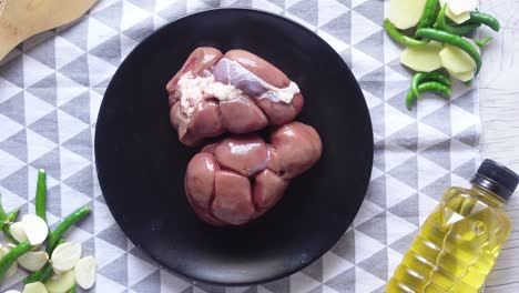 riñones de cordero crudos en una tabla de cortar ,