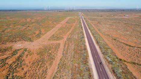 Luftdrohne-Landschaft-Schwenk-Von-Motorrad-Auf-Autobahn-Autobahn-Outback-Windpark-Landstraße-Tourismus-Reisehafen-Augusta-Adelaide-Südaustralien-4k