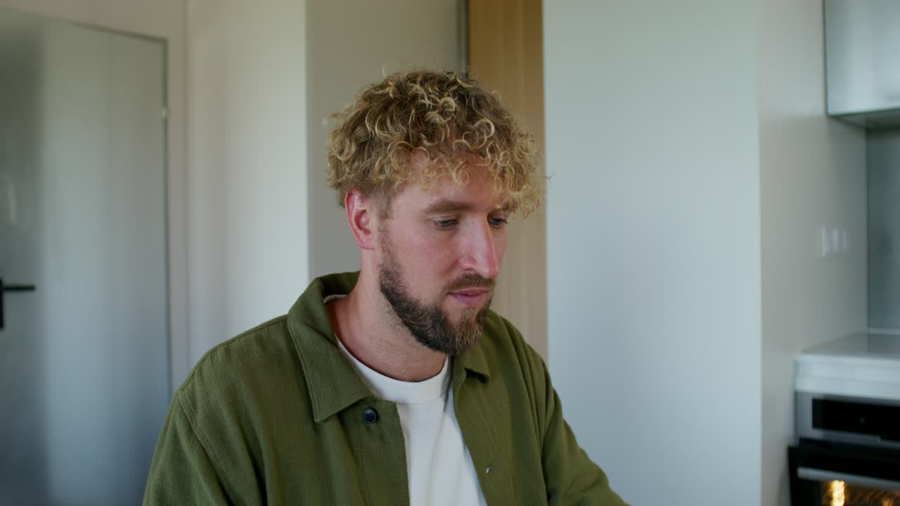 hombre en un entorno de oficina en el hogar