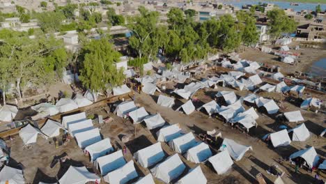 vista aérea de campamentos improvisados para víctimas de inundaciones en maher, sindh