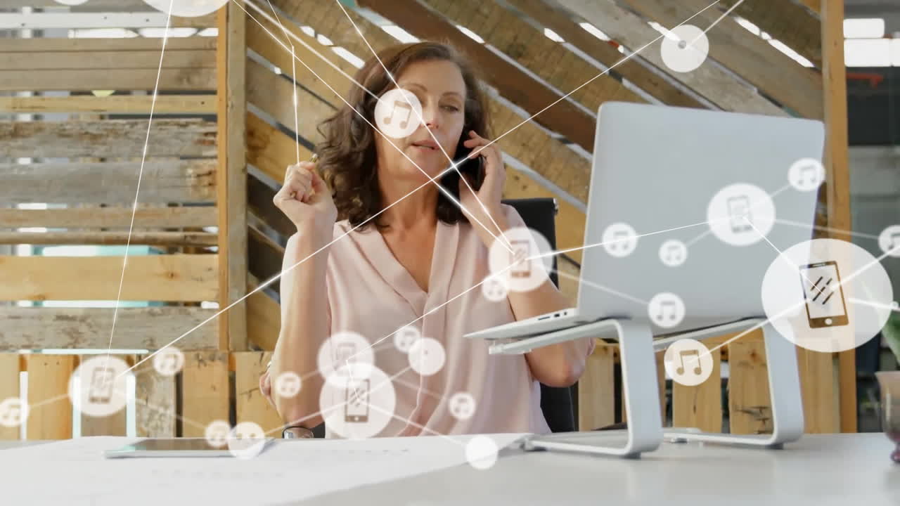 animación de una red de conexiones con iconos sobre una mujer de negocios caucásica que usa un teléfono inteligente