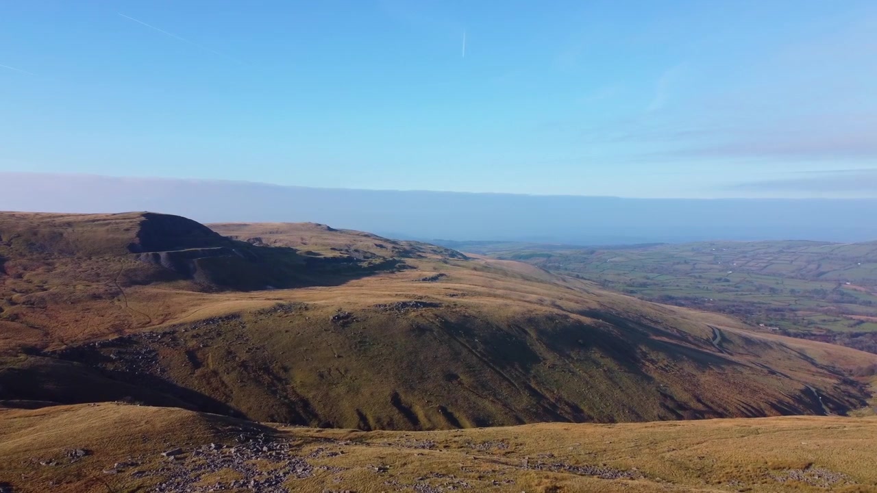 Vidvinkel luftfoto af Brecon Beacons Bannau Brycheiniog af Herbert's Quarry kalkstensminedrift Black Mountain-landskab med grønne dyrkede marker i baggrunden i Wales, Storbritannien 4K