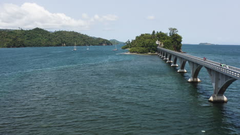 Antena---Puente-Entre-Las-Islas-De-Samaná,-República-Dominicana,-Tiro-Ancho-Hacia-Adelante