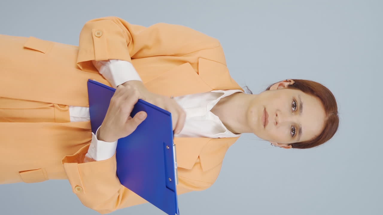 вертикальное видео деловой женщины, говорящей стоп камере.