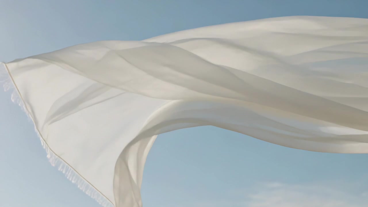 Paneles de tela blanca ondeando con la brisa, cruzando el cielo azul despejado, mostrando costuras y su transparencia.