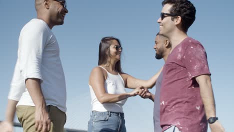 Lächelnde-Junge-Leute-Treffen-Sich-Im-Park-Und-Reden.