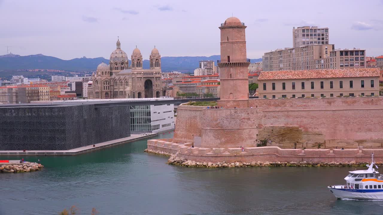 보트는 마르세유 프랑스 2의 항구를 출입합니다.