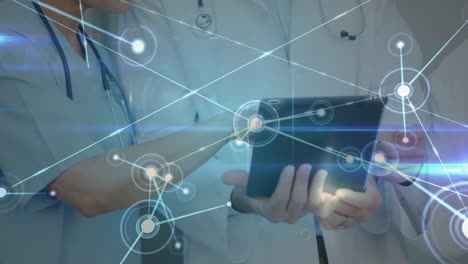 animación de la red de conexiones entre diversos médicos utilizando una tableta