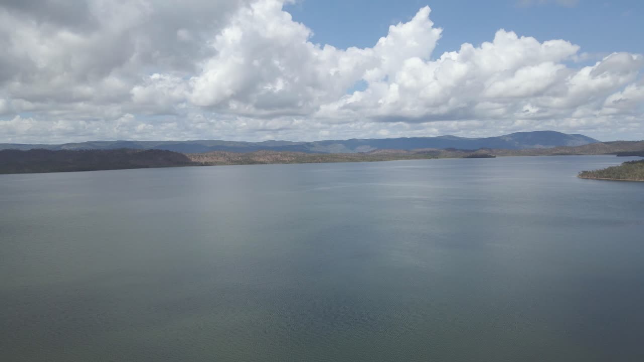aguas tranquilas de arrecife morey con nubes blancas esponjosas en el cielo cerca de port douglas en qld, australia