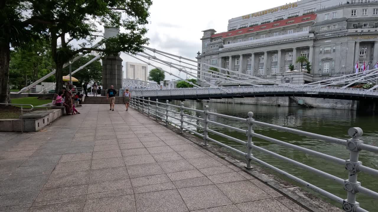 사람들이 박물관 근처의 다리를 가로질러 고 있습니다.